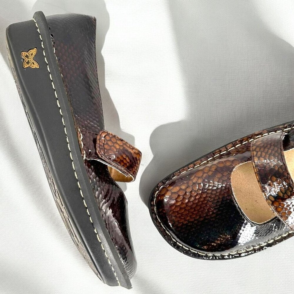 Alegria Brown Croc Embossed Patent Leather Mary Jane Flats Size 38 Comfort Shoes